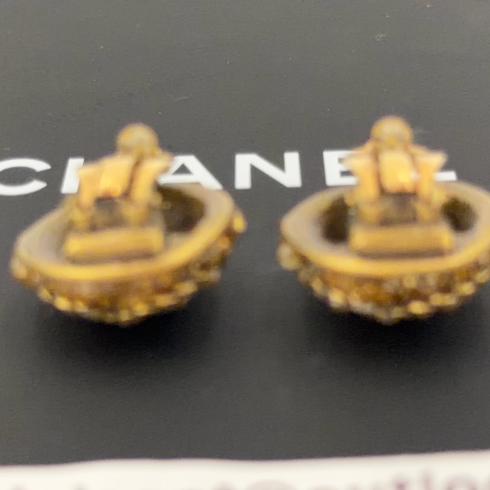 CHANEL Vintage CC Natural Sea Pearls and Gripoix Clip On Earrings - Picture 4 of 9